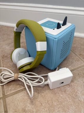 Blue Tonies box with green Tonies headphones